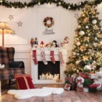 Salon cosy décoré pour Noël avec un grand sapin illuminé, des chaussettes suspendues à une cheminée décorative et des cadeaux soigneusement emballés.